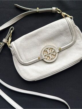 Tory Burch Amanda Crossbody bag in grey pebbled leather